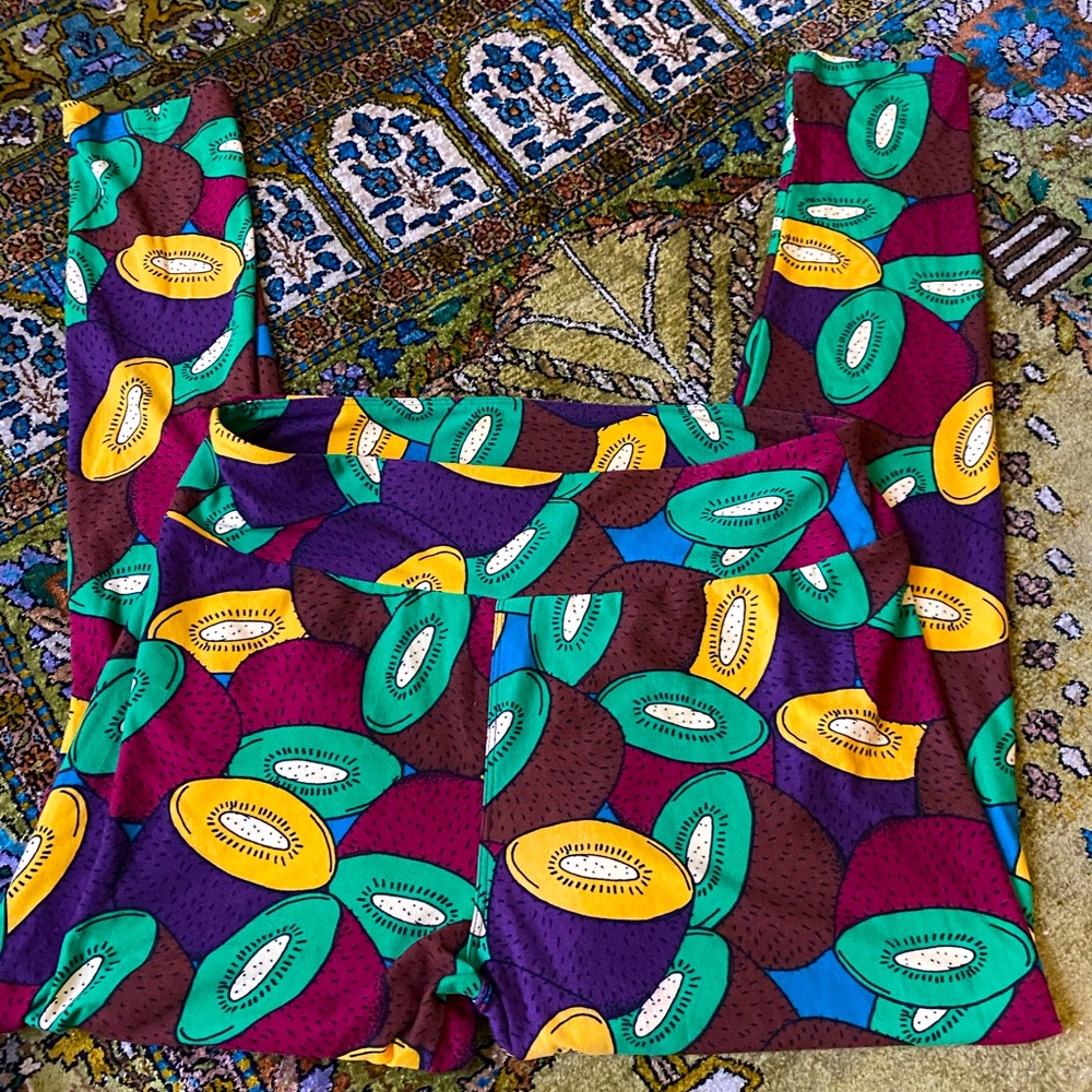 Kiwi 🥝 LuLaRoe leggings.  Size Tall & Curvy